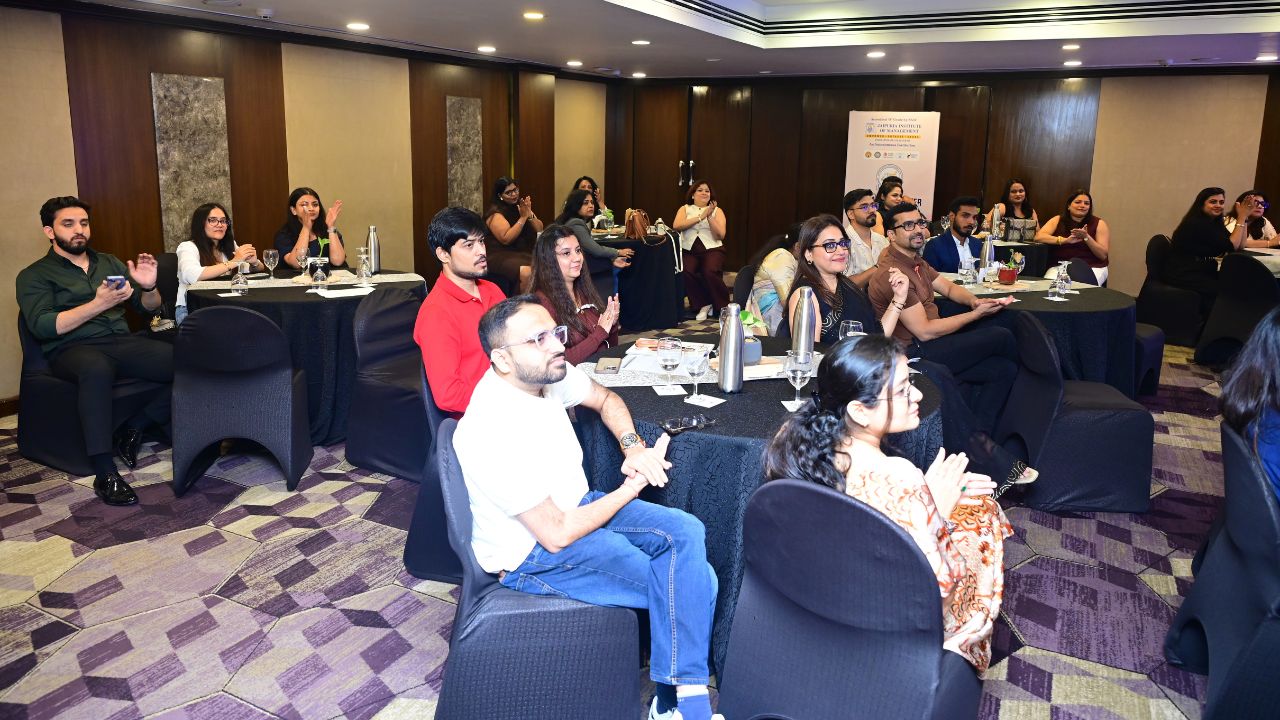 Alumni applauding during the Bengaluru Chapter presentation