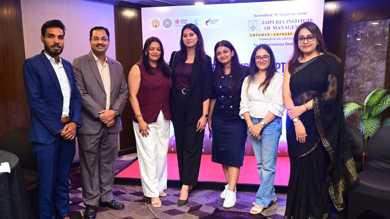 Group photograph of alumni and faculty on stage at the Bengaluru Chapter launch